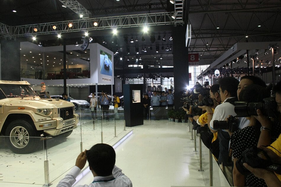 Media photographing the DARTZ Prombron’ on its stand