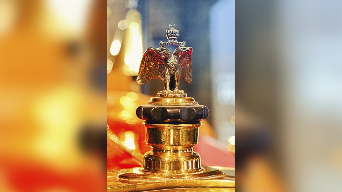 Gold double-headed eagle ornament on a jewelled stand