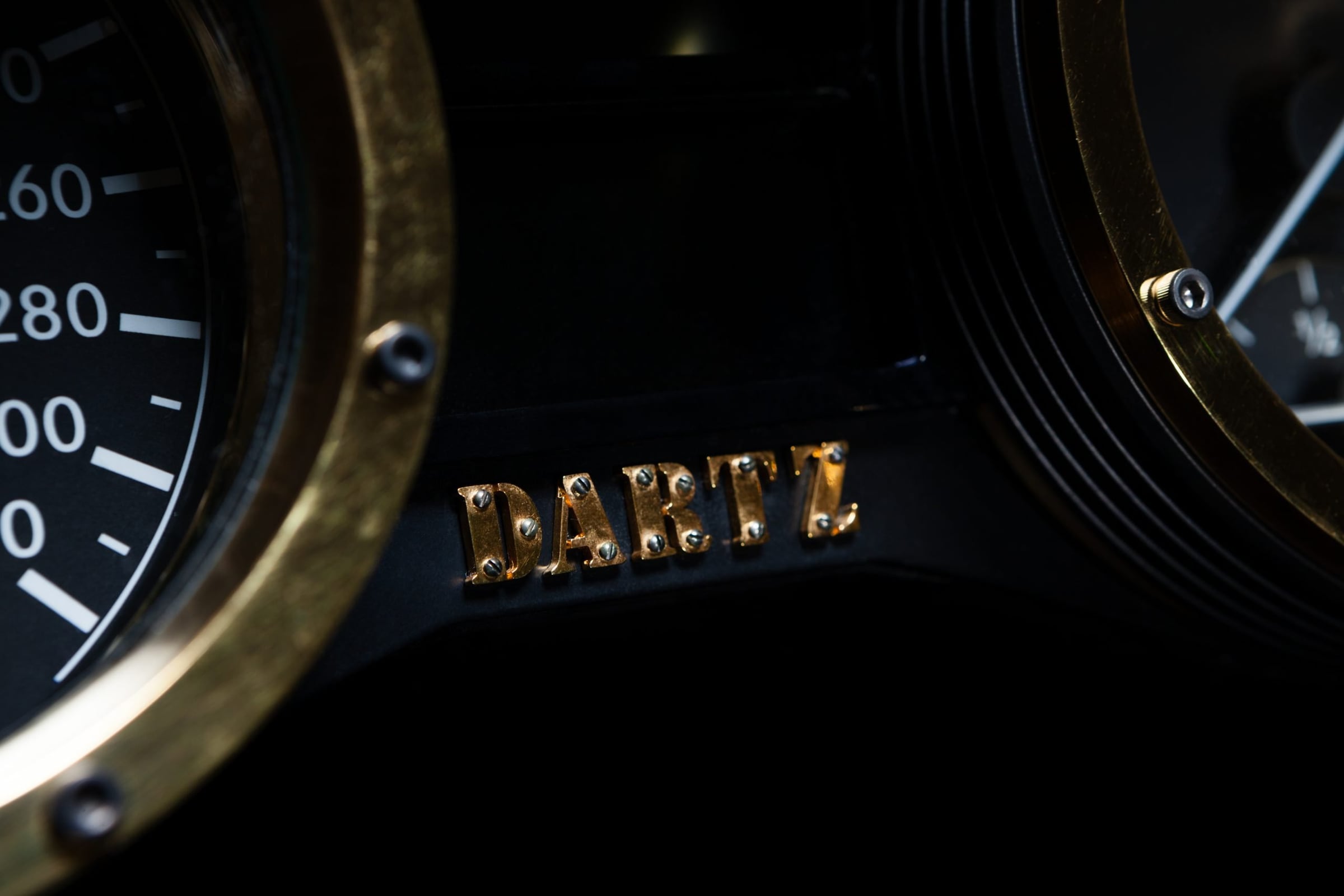 Gold-ringed DARTZ speedometer with gold DARTZ lettering