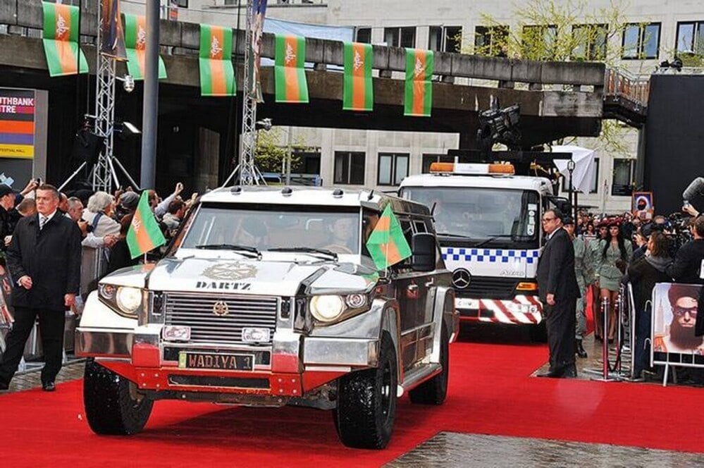 DARTZ Prombron’ with Wadiyan flags on the red carpet at The Dictator premiere